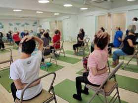 樂齡同學仔正在進行樂齡椅子瑜伽練習。