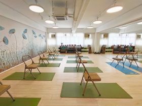 瑜伽練習室——放著樂齡椅子瑜伽的設置。